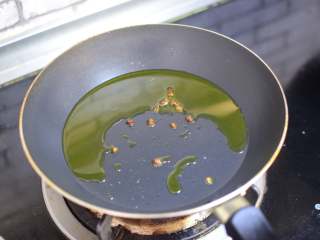 12、凉拌藕片,花椒粒放入油中，炸香