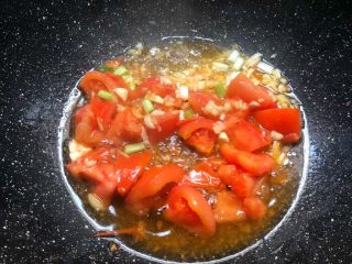 6、番茄烧豆腐,待番茄炒出汁以后，加入姜末、蒜末、葱白炒出香味。