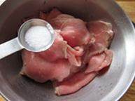 2、传统水煮牛肉,加入盐,抓匀调味,腌制5分钟