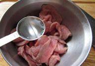 3、传统水煮牛肉,少量多次加入清水,边加边抓匀至水分被牛肉完全吸收