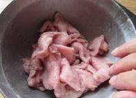 4、传统水煮牛肉,至牛肉片变得饱满有光泽