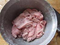 6、传统水煮牛肉,再次抓匀,静置15分钟