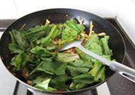 15、传统水煮牛肉,再下入油麦菜,煸炒至颜色翠绿