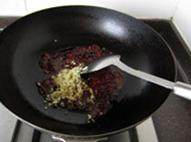18、传统水煮牛肉,加入姜末和一半蒜末,继续小火煸炒