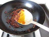 19、传统水煮牛肉,煸炒至出红油