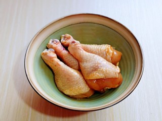 5、好吃不胖~无油低脂零失败的奥尔良面包糠烤鸡腿,戴上食品手套,抓拌均匀,静置10分钟。