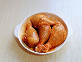 7、好吃不胖~无油低脂零失败的奥尔良面包糠烤鸡腿,再次抓拌均匀,盖上盖子或保鲜膜,放入冰箱腌制2小时。