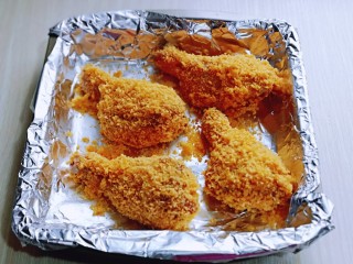 12、好吃不胖~无油低脂零失败的奥尔良面包糠烤鸡腿,依次做好,放入垫有锡纸的烤盘中。