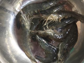 3、花式摆盘,鲜甜白灼虾,放盘子里备用。