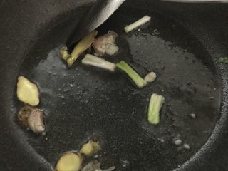 5、花式摆盘,鲜甜白灼虾,放入姜葱拜蒜。翻炒出香味。