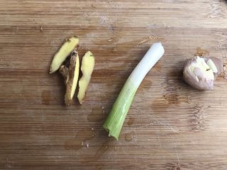 8、花式摆盘,鲜甜白灼虾,姜片,葱白,蒜。