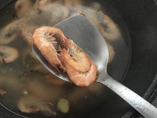 10、花式摆盘,鲜甜白灼虾,大概煮1-2分钟,把虾捞起。