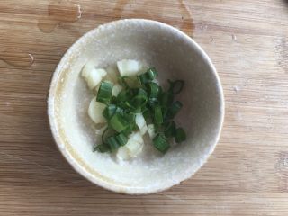 12、花式摆盘,鲜甜白灼虾,放点葱花。