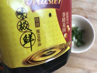 13、花式摆盘,鲜甜白灼虾,加生抽或蒸鱼豉油,再加点点糖,然后再烧热少量油倒入味碟里。