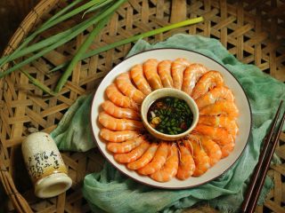 14、花式摆盘,鲜甜白灼虾,把虾尾向外叠围一圈,中间倒入味碟。完成了。