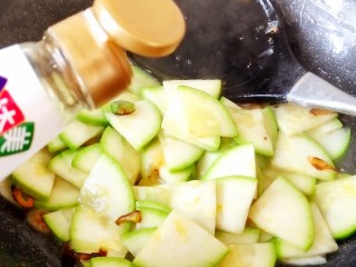 7、醋熘西葫芦,炒至西葫芦略微变软，加入少许生抽。