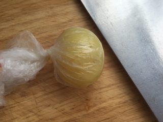 3、香煎土豆饼,用保鲜袋裹住土豆，收口扭紧