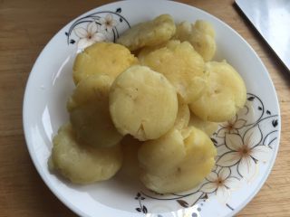 5、香煎土豆饼,都压成饼了