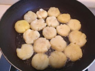 7、香煎土豆饼,倒入土豆饼（中火）