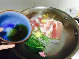 1、养秋膘-红烧元宝肉,姜和葱分成两份，各取其中一份。姜切片。葱切段。五花肉整块下入锅里，开火煮，加入料酒，葱，姜片，绰水。