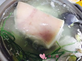 2、养秋膘-红烧元宝肉,水滚，撇去浮沫