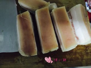 3、养秋膘-红烧元宝肉,绰好的五花肉拿出晾晾，切条