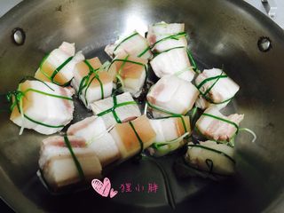9、养秋膘-红烧元宝肉,下入捆好的五花肉扁炒