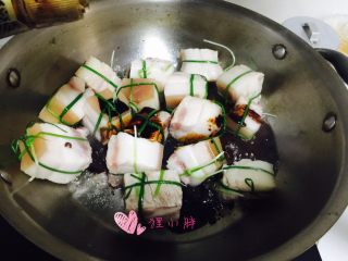 10、养秋膘-红烧元宝肉,炒出油后加入红烧酱油，使每块五花肉裹上