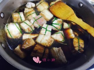 11、养秋膘-红烧元宝肉,加入温水，盖住五花肉，大火