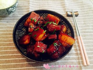 15、养秋膘-红烧元宝肉,收完汁出锅盛盘，撒点葱花装饰，可以看到红烧肉色泽诱人