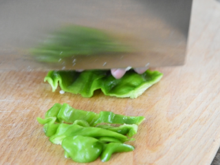 1、厨师长拿手菜,农家回锅肉,必吃三大碗饭!,青椒洗净,切块备用