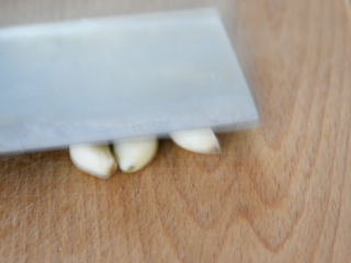 2、厨师长拿手菜,农家回锅肉,必吃三大碗饭!,姜蒜拍扁备用