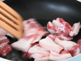 3、厨师长拿手菜,农家回锅肉,必吃三大碗饭!,热锅冷油,倒入肉片