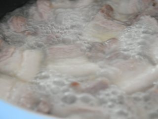 6、厨师长拿手菜,农家回锅肉,必吃三大碗饭!,轻轻晃动肉片,防止粘连焦糊