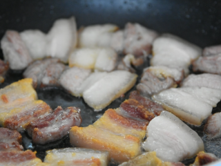 7、厨师长拿手菜,农家回锅肉,必吃三大碗饭!,小火煎至肉片两面金黄,盛出