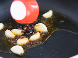 8、厨师长拿手菜,农家回锅肉,必吃三大碗饭!,油锅倒入大蒜、豆豉、豆瓣酱、花椒,炒香