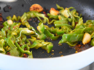 9、厨师长拿手菜,农家回锅肉,必吃三大碗饭!,炒出香气后,倒入青椒,加入1g盐调味