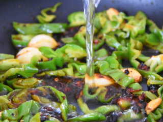 10、厨师长拿手菜,农家回锅肉,必吃三大碗饭!,翻炒均匀,加入少许清水