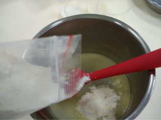 1、冰皮月饼,如图先将澄粉玉米淀粉奶粉吉士粉和糖过筛混合均匀，再将黄油放入水里加热至融化，倒入过筛的糖粉搅拌均匀