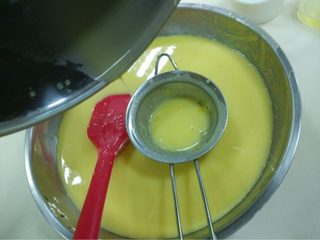 5、冰皮月饼,如图过筛一遍