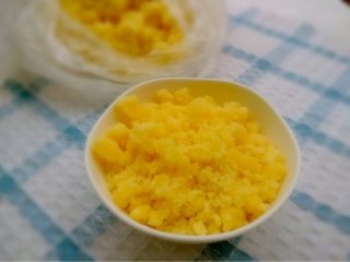 8、冰皮月饼,如图取出撮碎再捏紧很容易成团，这样奶黄馅儿就做好了