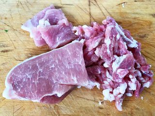 1、鱼香肉丝,准备一块新鲜的猪肉洗净沥干水分切成细丝