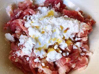 2、鱼香肉丝,肉丝放入容器中打入一个蛋清再放入料酒、淀粉