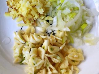 4、鱼香肉丝,葱姜蒜切成小粒备用