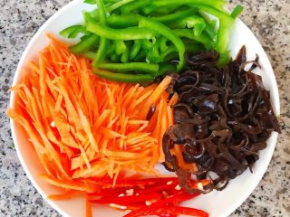5、鱼香肉丝,准备配料胡萝卜、青椒、木耳、红辣椒切成丝