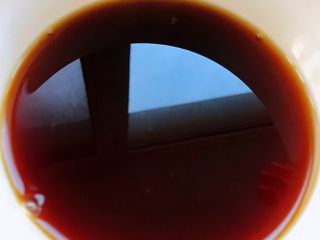 6、鱼香肉丝,准备调味料蚝油、一品鲜酱油、糖、醋、盐、味精添加适量清水搅拌均匀