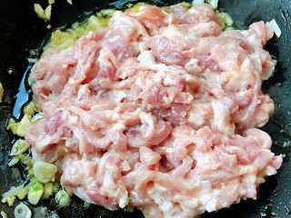 8、鱼香肉丝,倒入煨制好的肉丝翻炒