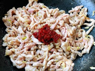 9、鱼香肉丝,肉丝微微变色放入郫县豆瓣酱