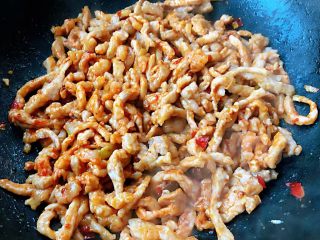 10、鱼香肉丝,将郫县豆瓣酱和肉丝炒匀