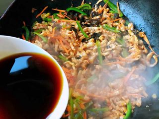 12、鱼香肉丝,最后倒入调味料汁大火开始翻炒均匀入味